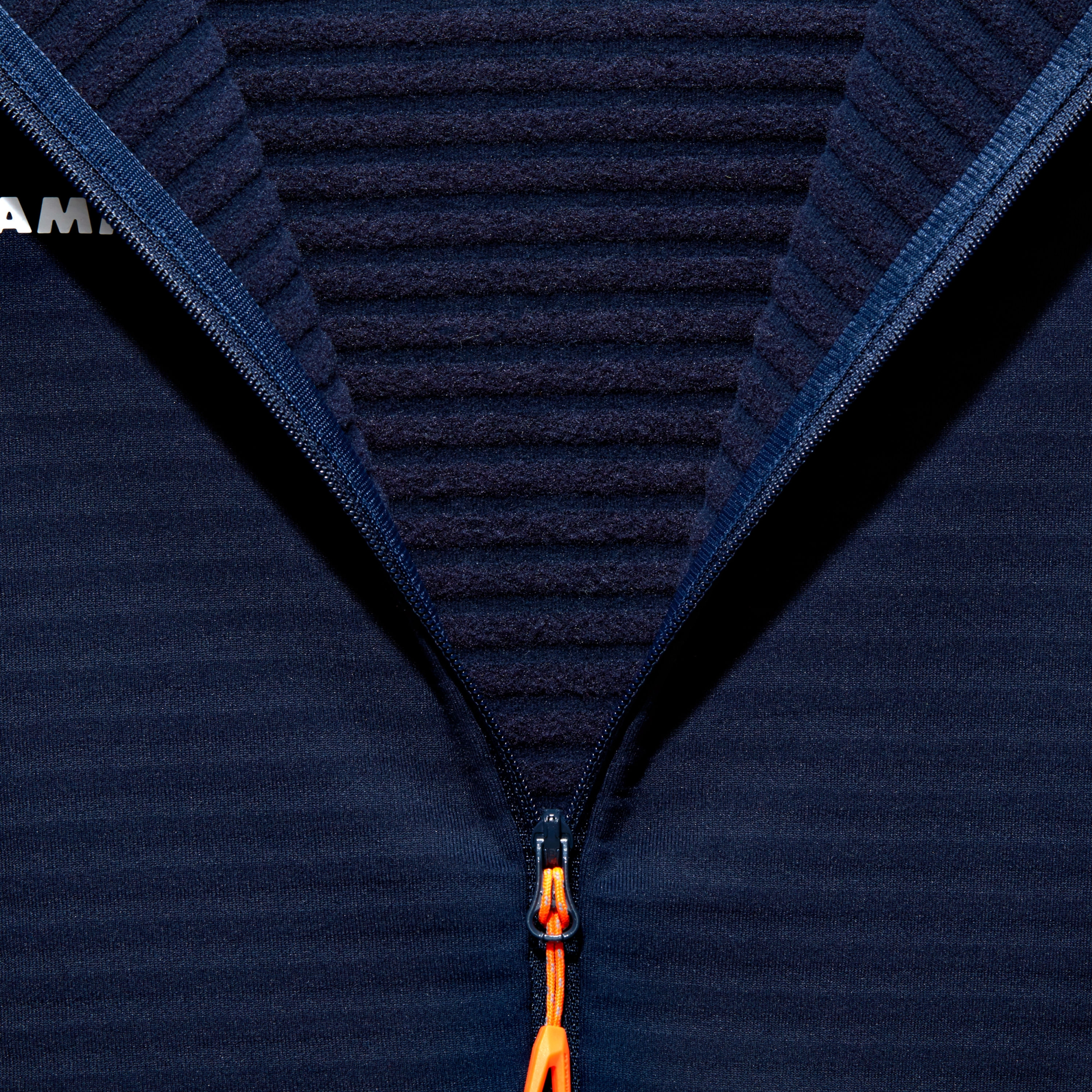 MAMMUT Taiss Light ML Hooded Jacket Women MARINE – Bild 5