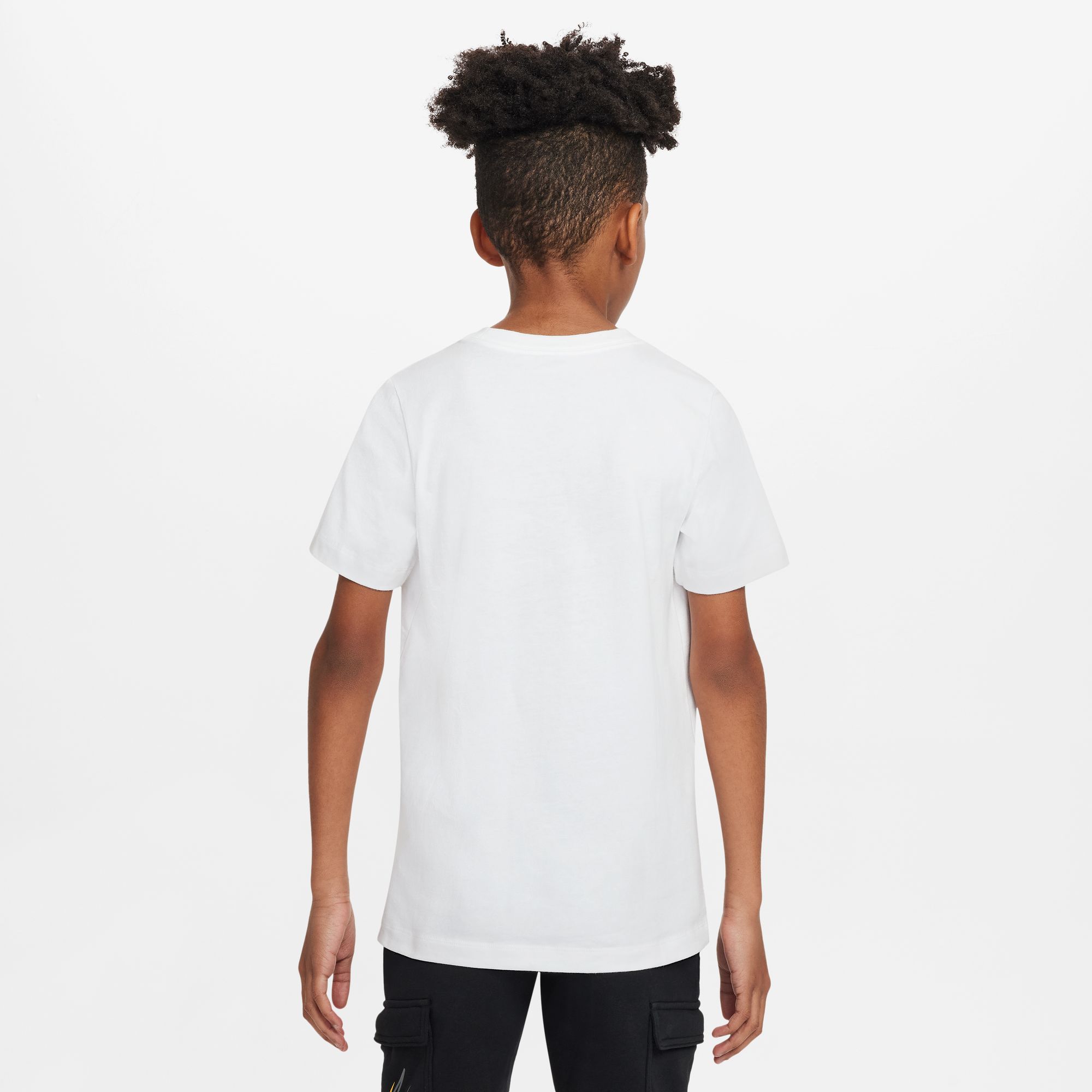 NIKE K NSW TEE CLUB SESONAL HBR GFX WHITE – Bild 2