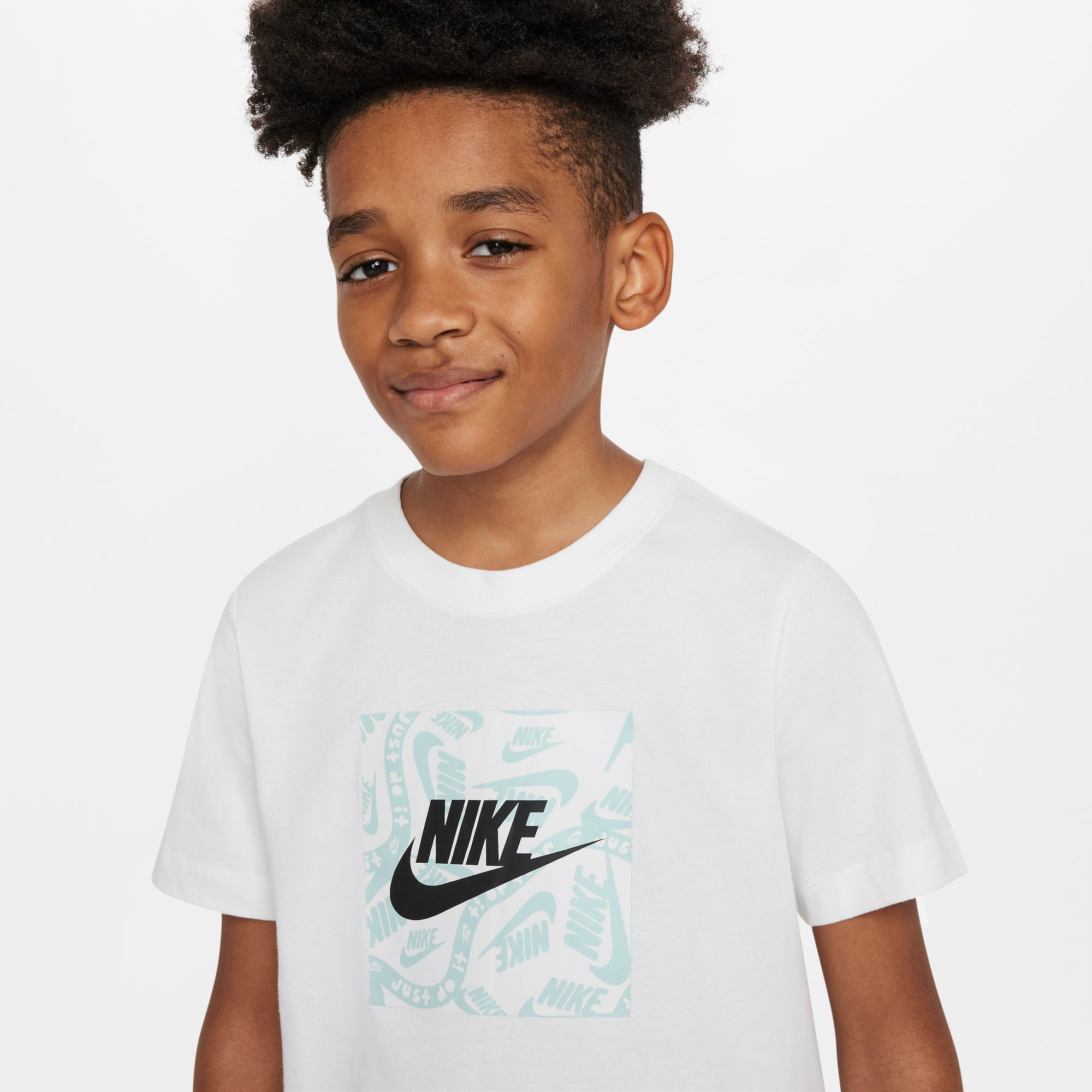 NIKE K NSW TEE CLUB SESONAL HBR GFX WHITE – Bild 3