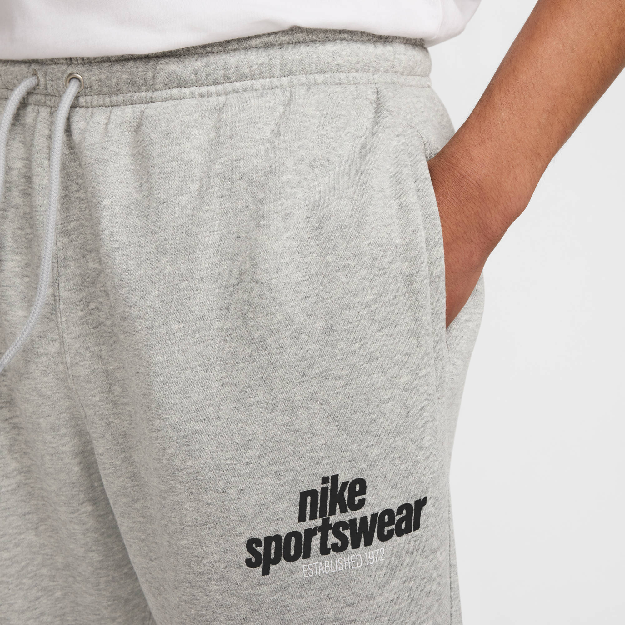 NIKE M NK CLUB BB CF PANT NSW GFX DK GREY HEATHER/LT SMOKE GREY/ – Bild 3