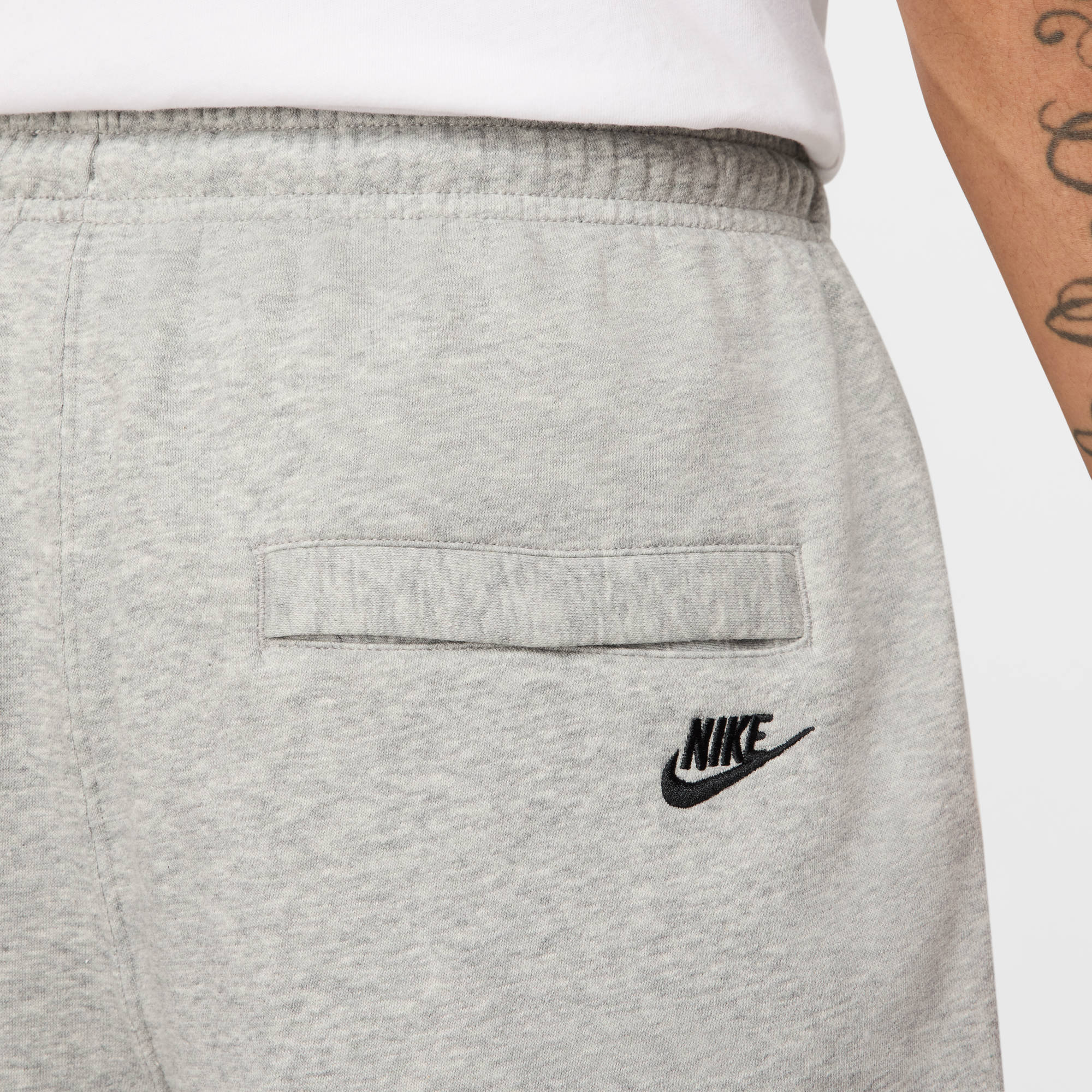 NIKE M NK CLUB BB CF PANT NSW GFX DK GREY HEATHER/LT SMOKE GREY/ – Bild 4