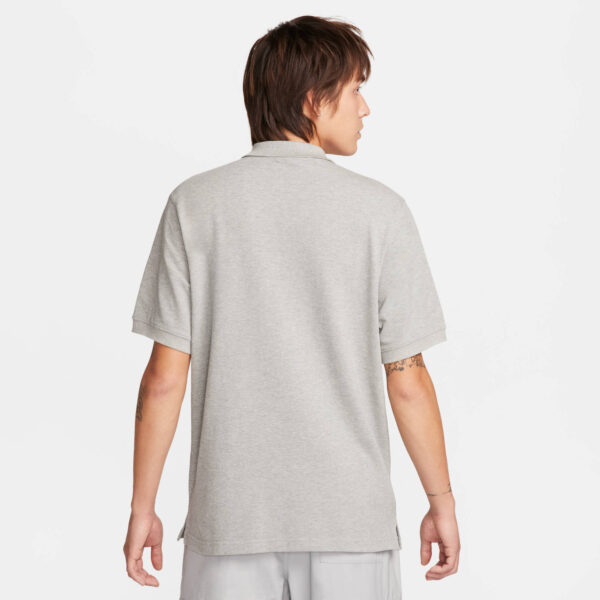 NIKE M NK CLUB SS POLO PIQUE DK GREY HEATHER/WHITE – Bild 2
