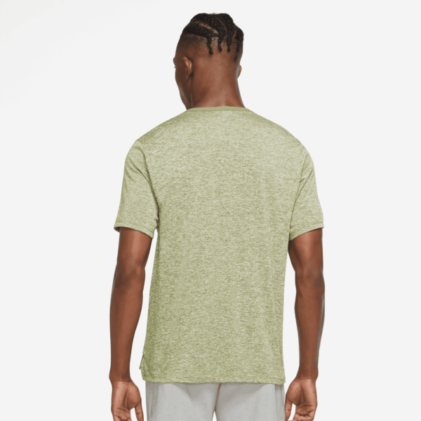 NIKE M NK DF RISE 365 SS OLIVE AURA/HTR/REFLECTIVE SILV – Bild 2