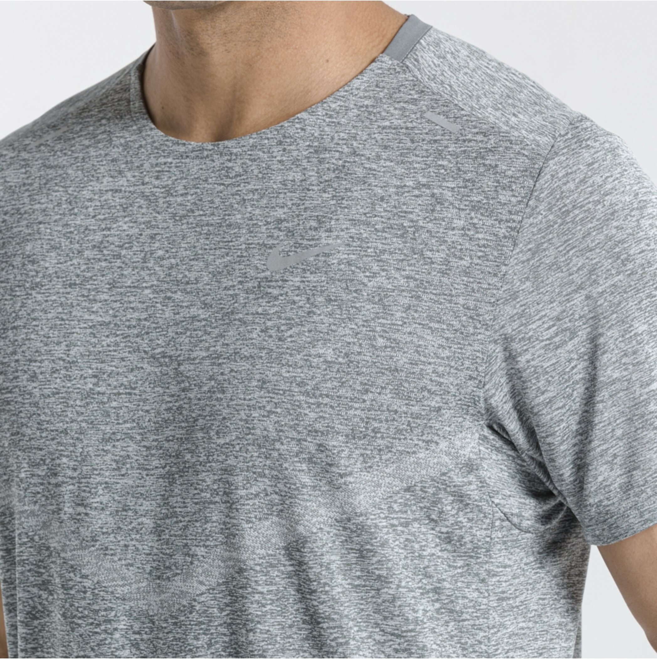 NIKE M NK DF RISE 365 SS SMOKE GREY/HTR/REFLECTIVE – Bild 2