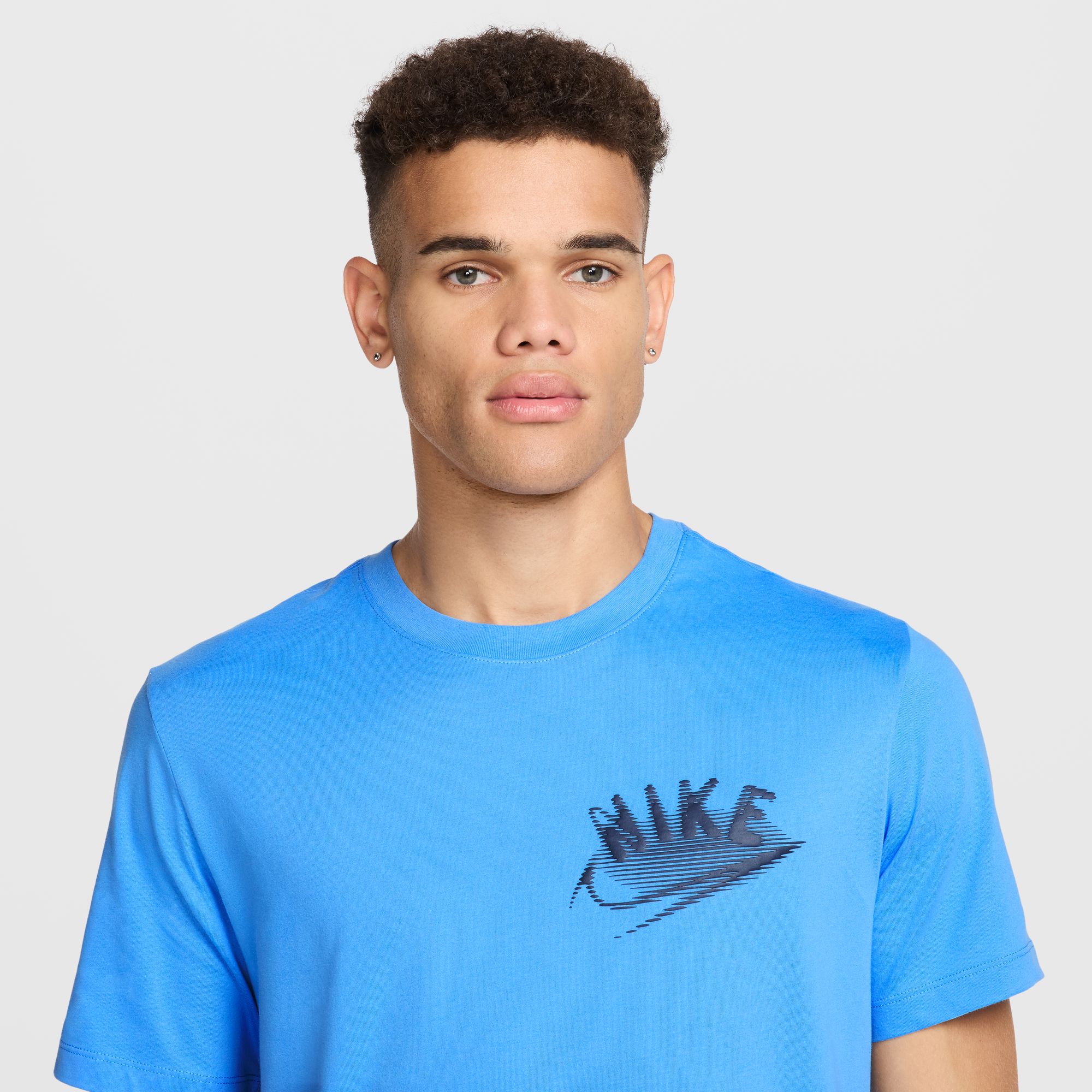 NIKE M NK DF TEE BRAND READ UNIVERSITY BLUE – Bild 3