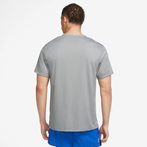 NIKE M NK DF UV MILER SS PARTICLE GREY/GREY FOG/REFLECT – Bild 2