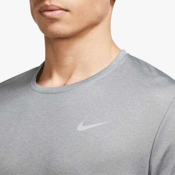 NIKE M NK DF UV MILER SS PARTICLE GREY/GREY FOG/REFLECT – Bild 3