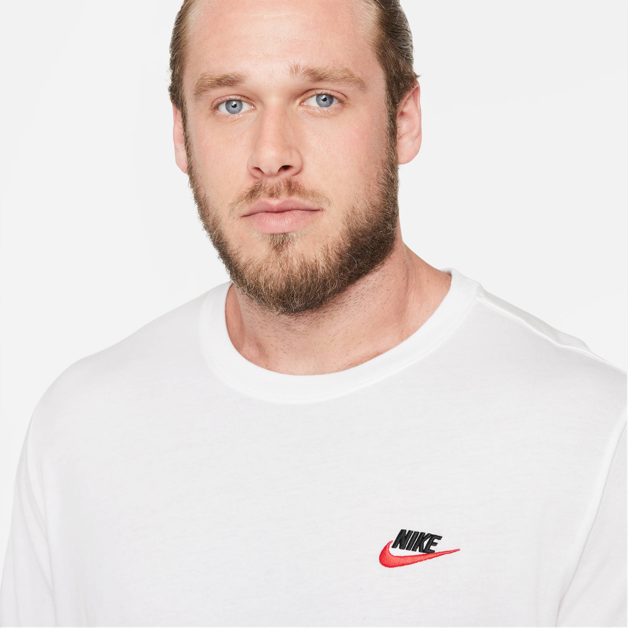 NIKE M NSW CLUB TEE WHITE/BLACK/UNIVERSITY RED – Bild 3
