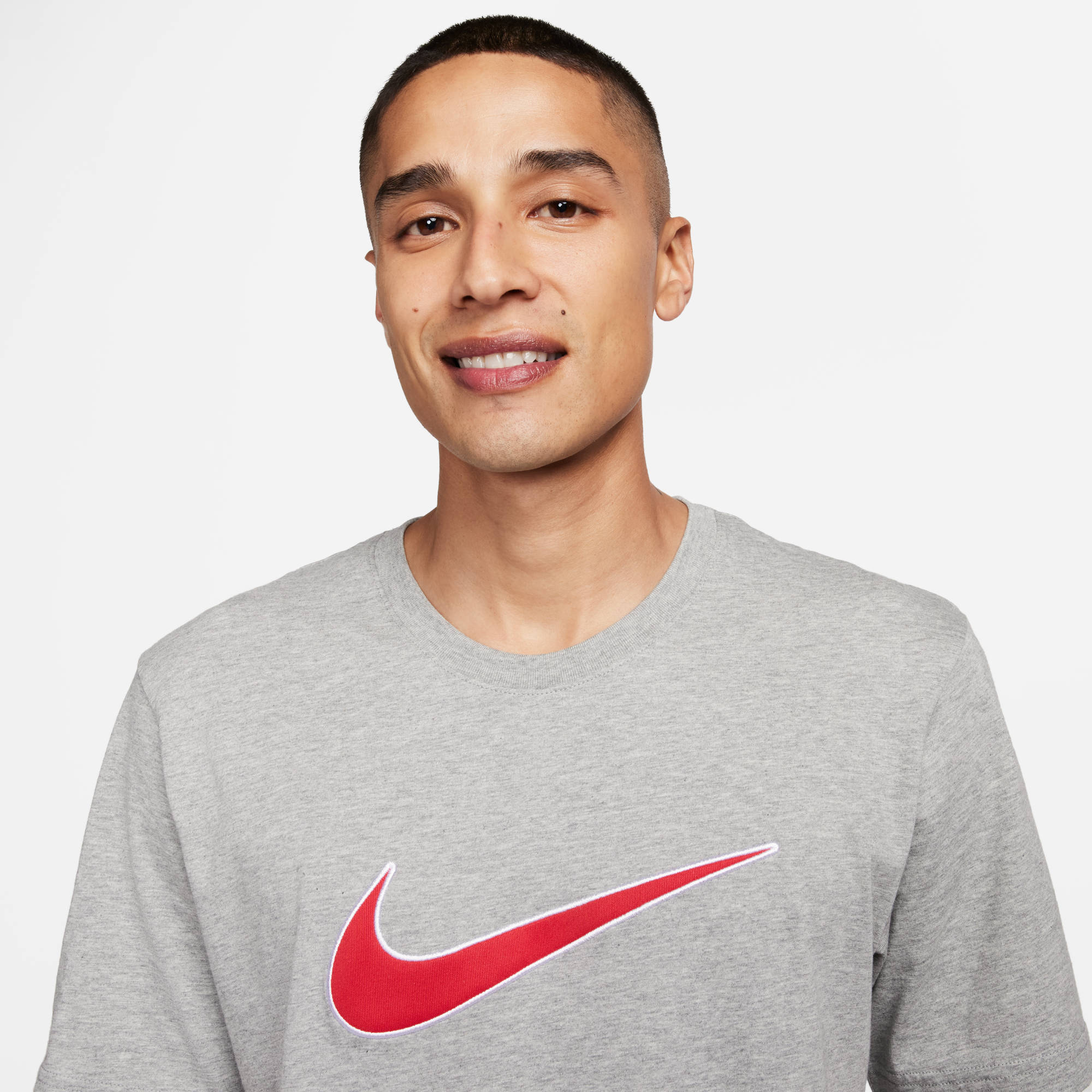 NIKE M NSW SP SS TOP DK GREY HEATHER/FIRE RED – Bild 3
