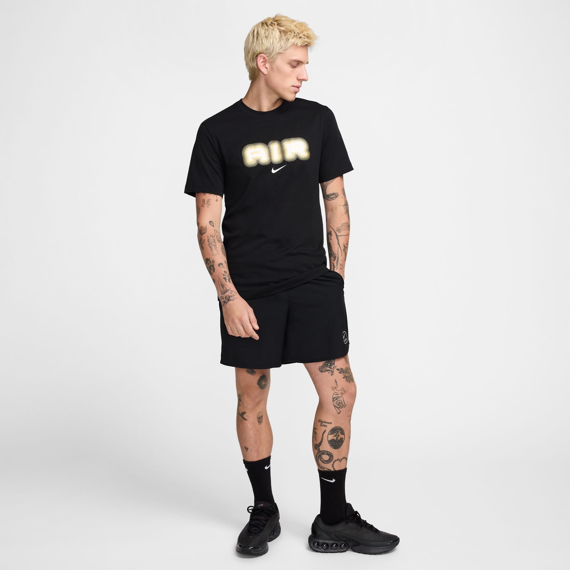 NIKE M NSW SW AIR GRAPHIC TEE BLACK/METALLIC GOLD – Bild 4