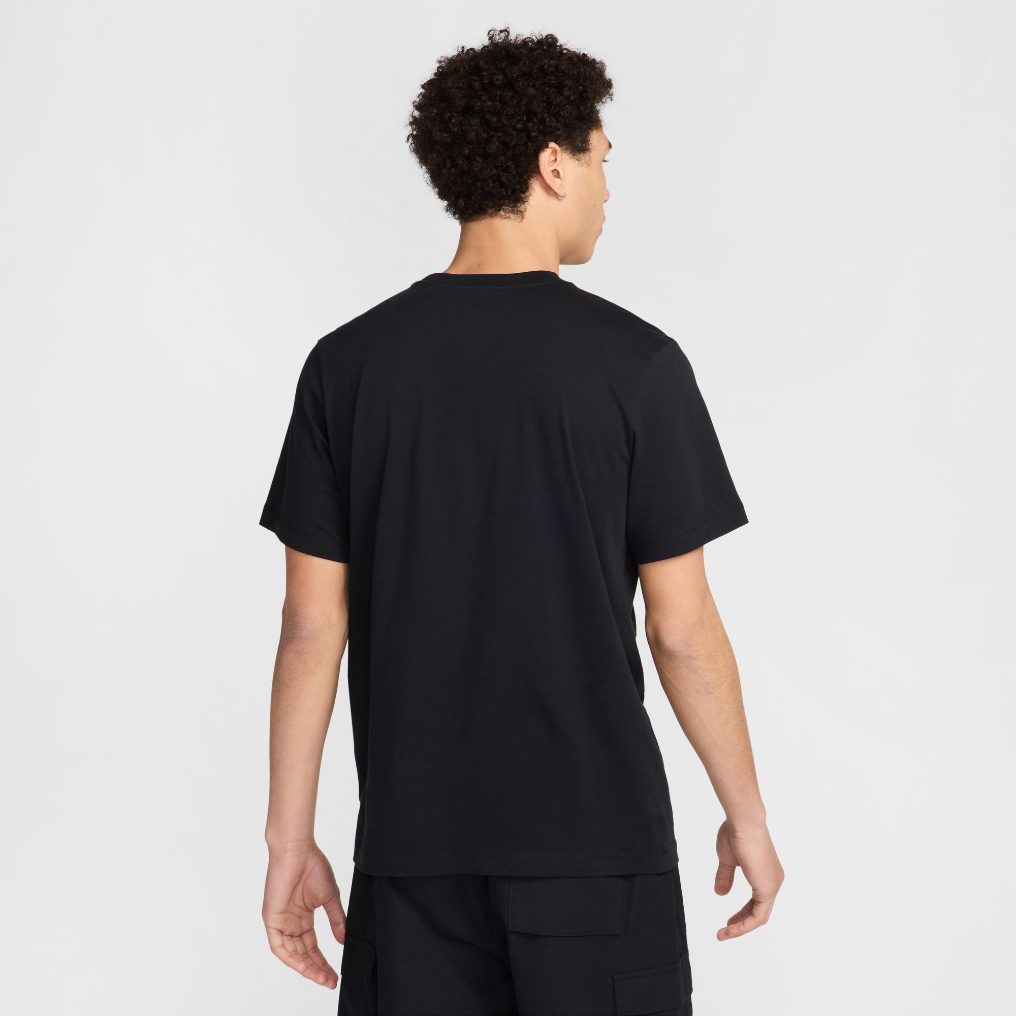 NIKE M NSW TEE 12MO SWSH SP25 BLACK – Bild 2