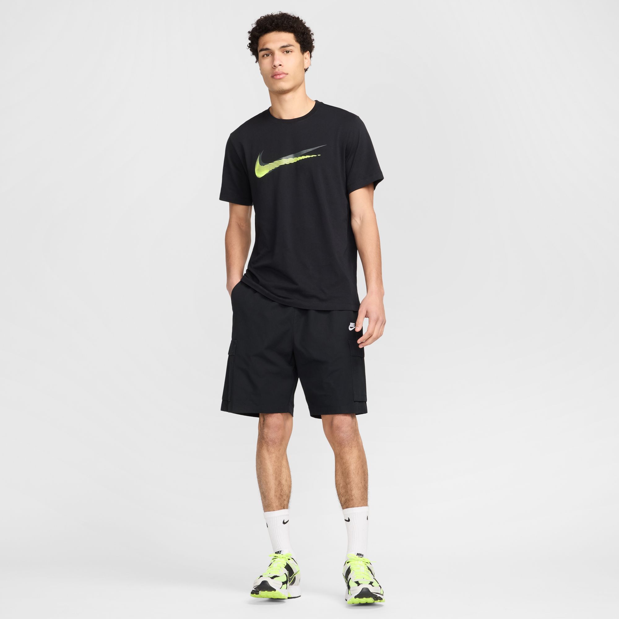 NIKE M NSW TEE 12MO SWSH SP25 BLACK – Bild 3