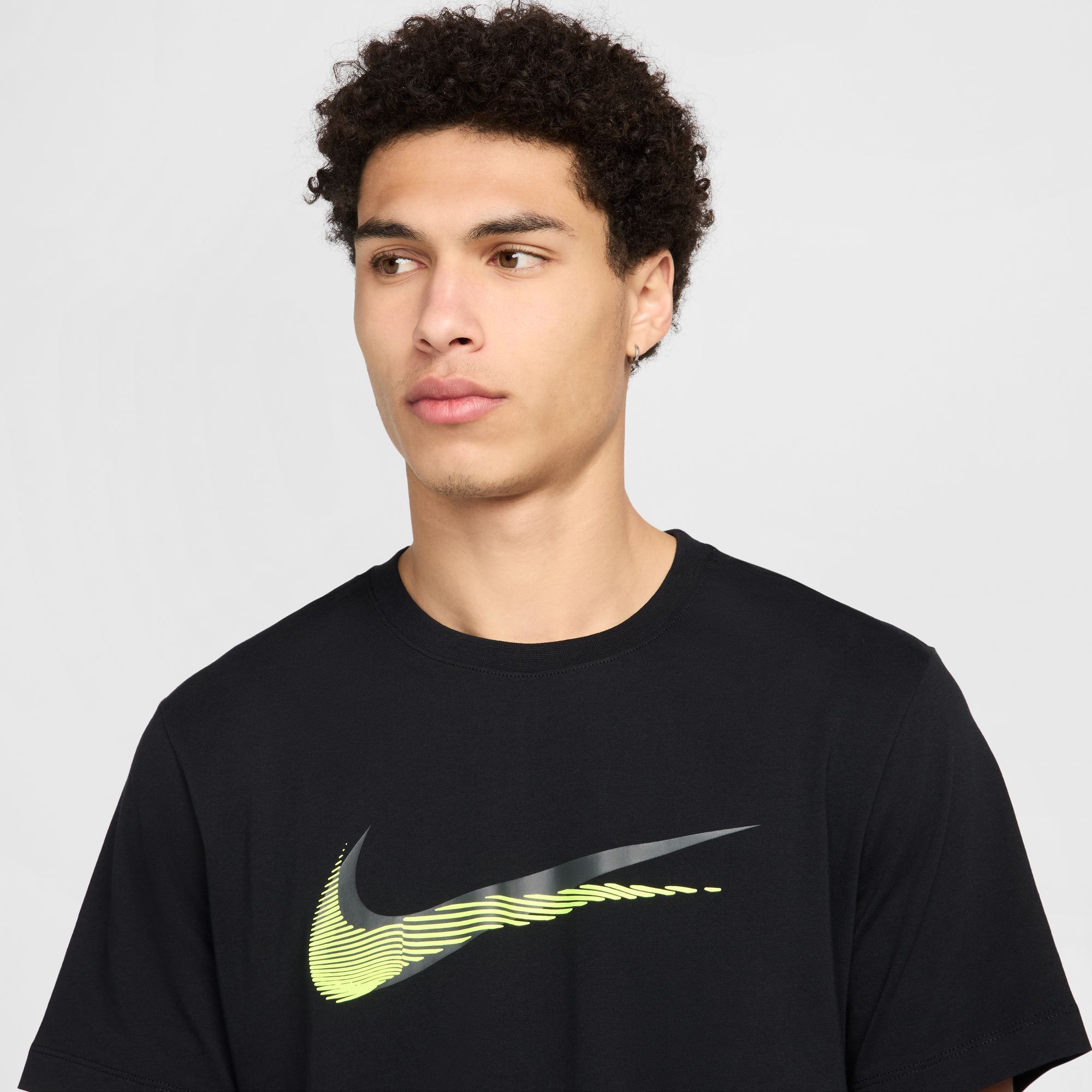 NIKE M NSW TEE 12MO SWSH SP25 BLACK – Bild 4