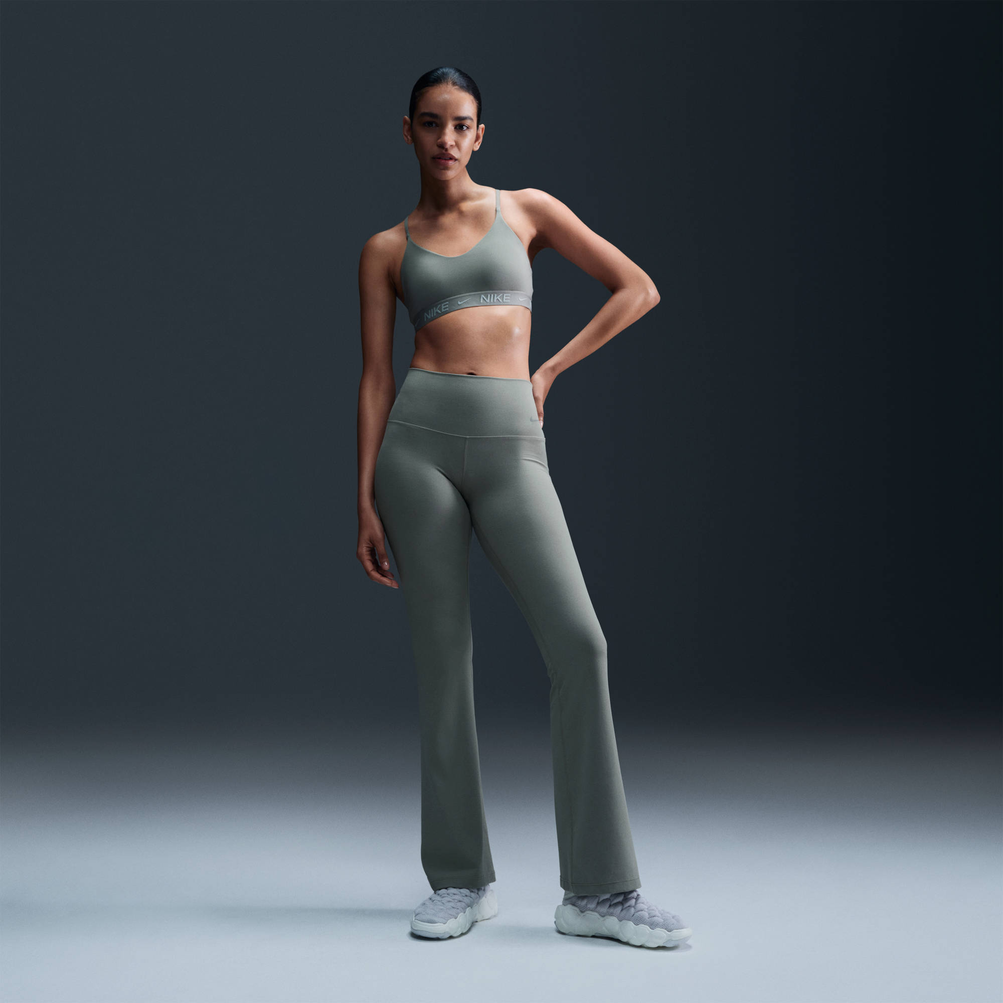 NIKE W NK DF INDY LGT SPT BRA LIGHT ARMY