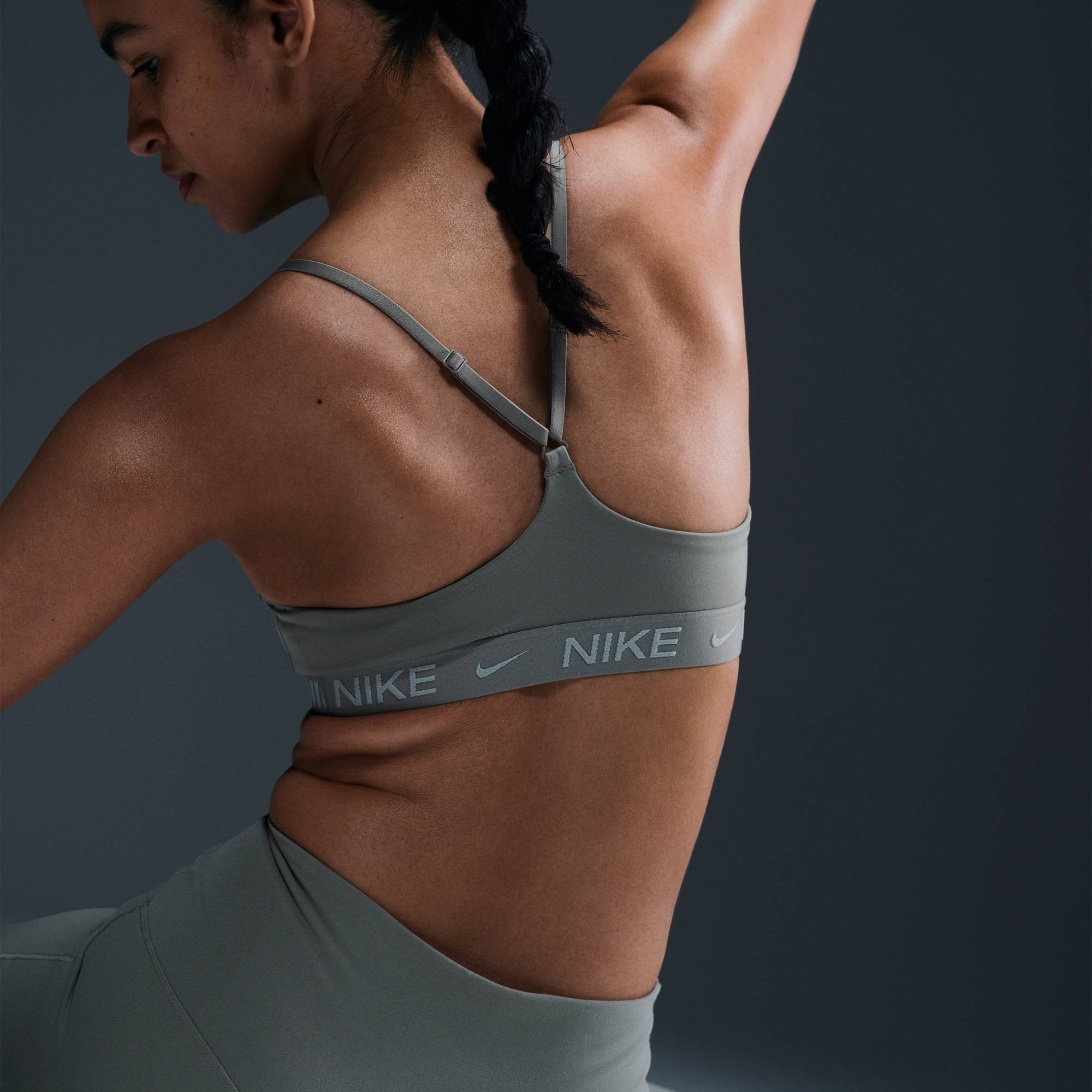 NIKE W NK DF INDY LGT SPT BRA LIGHT ARMY – Bild 6