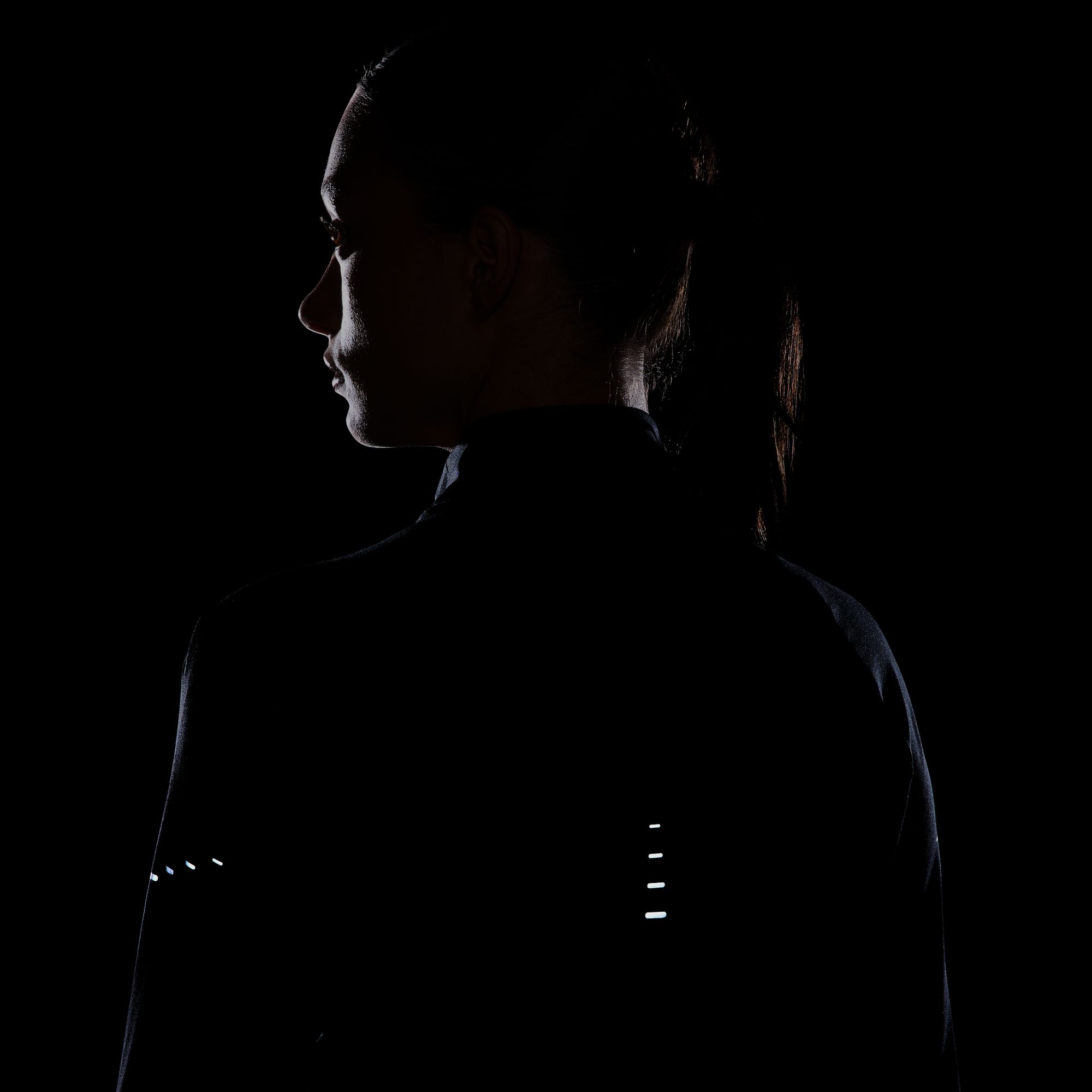 NIKE W NK SWIFT DF UV HZ TOP BLACK/REFLECTIVE SILV – Bild 6