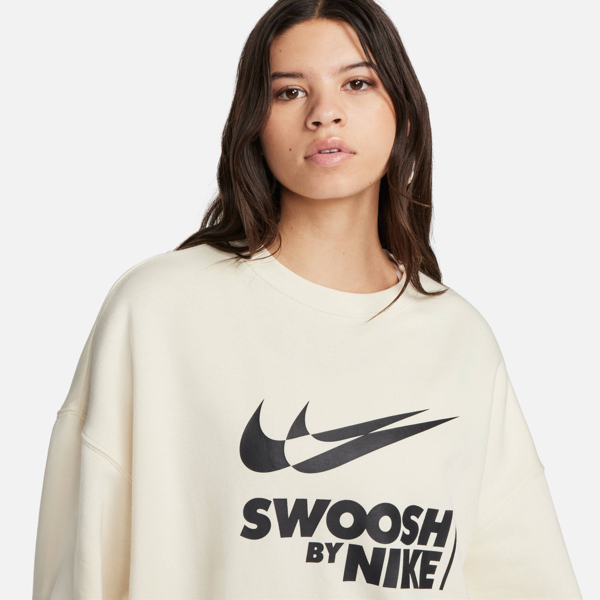 NIKE W NSW FLC OS CREW GLS COCONUT MILK/BLACK – Bild 3