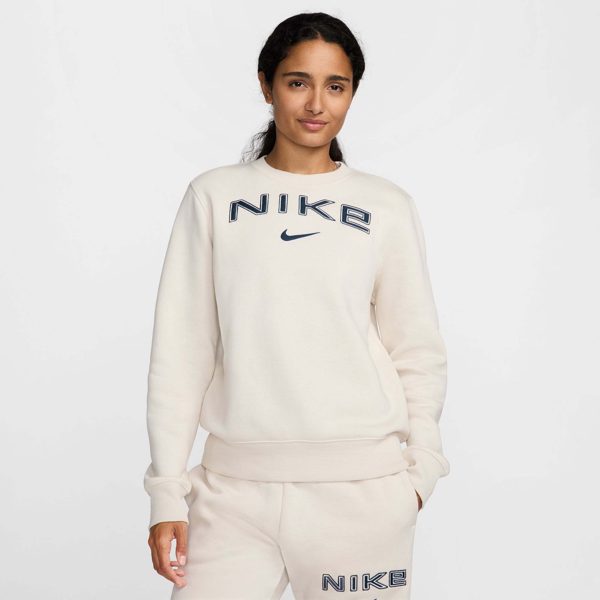 NIKE W NSW PHNX FLC STD LOGO CREW LT OREWOOD BRN/WHITE/ARMORY NA