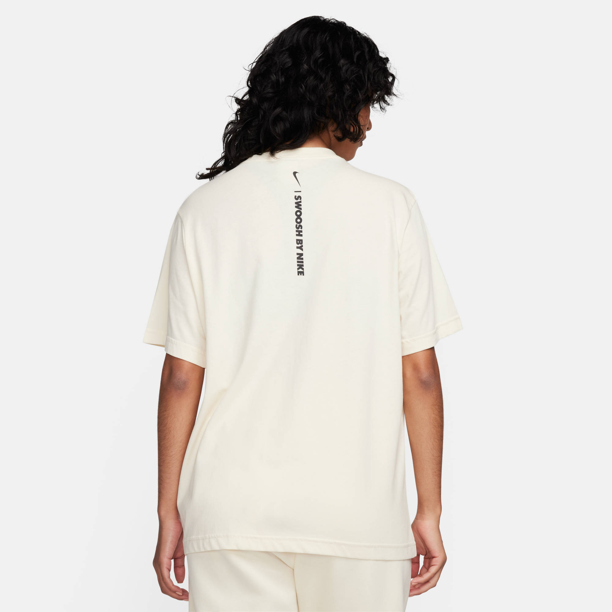 NIKE W NSW TEE BF GLS COCONUT MILK/BLACK – Bild 2