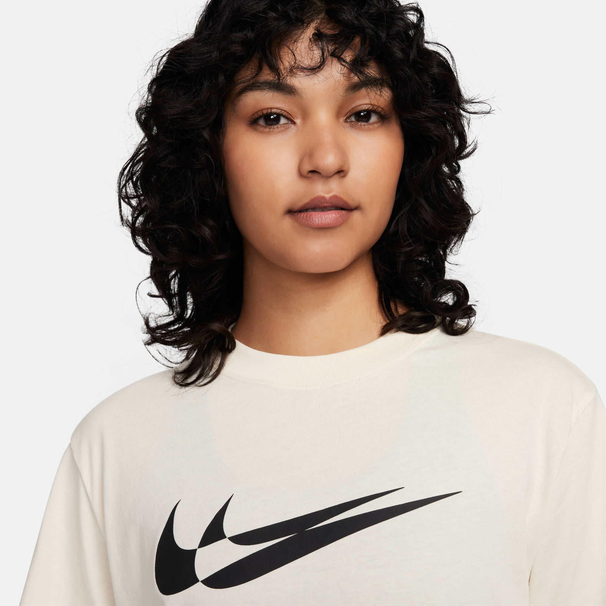 NIKE W NSW TEE BF GLS COCONUT MILK/BLACK – Bild 3