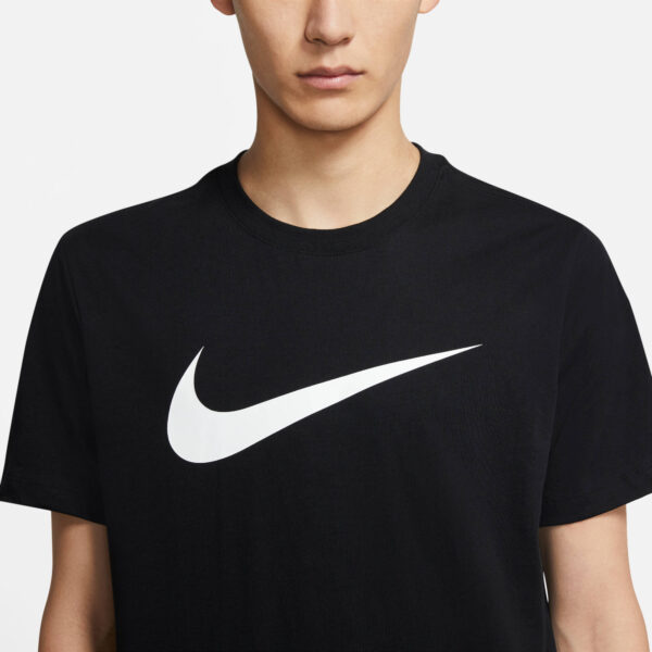 NIKE M NSW TEE ICON SWOOSH BLACK/WHITE – Bild 3