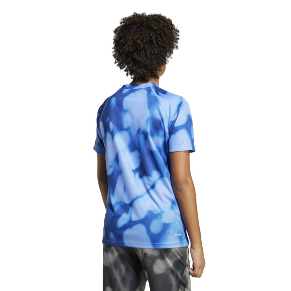 ADIDAS J SPR AOP 2 TEE ROYBLU/DKBLUE – Bild 3