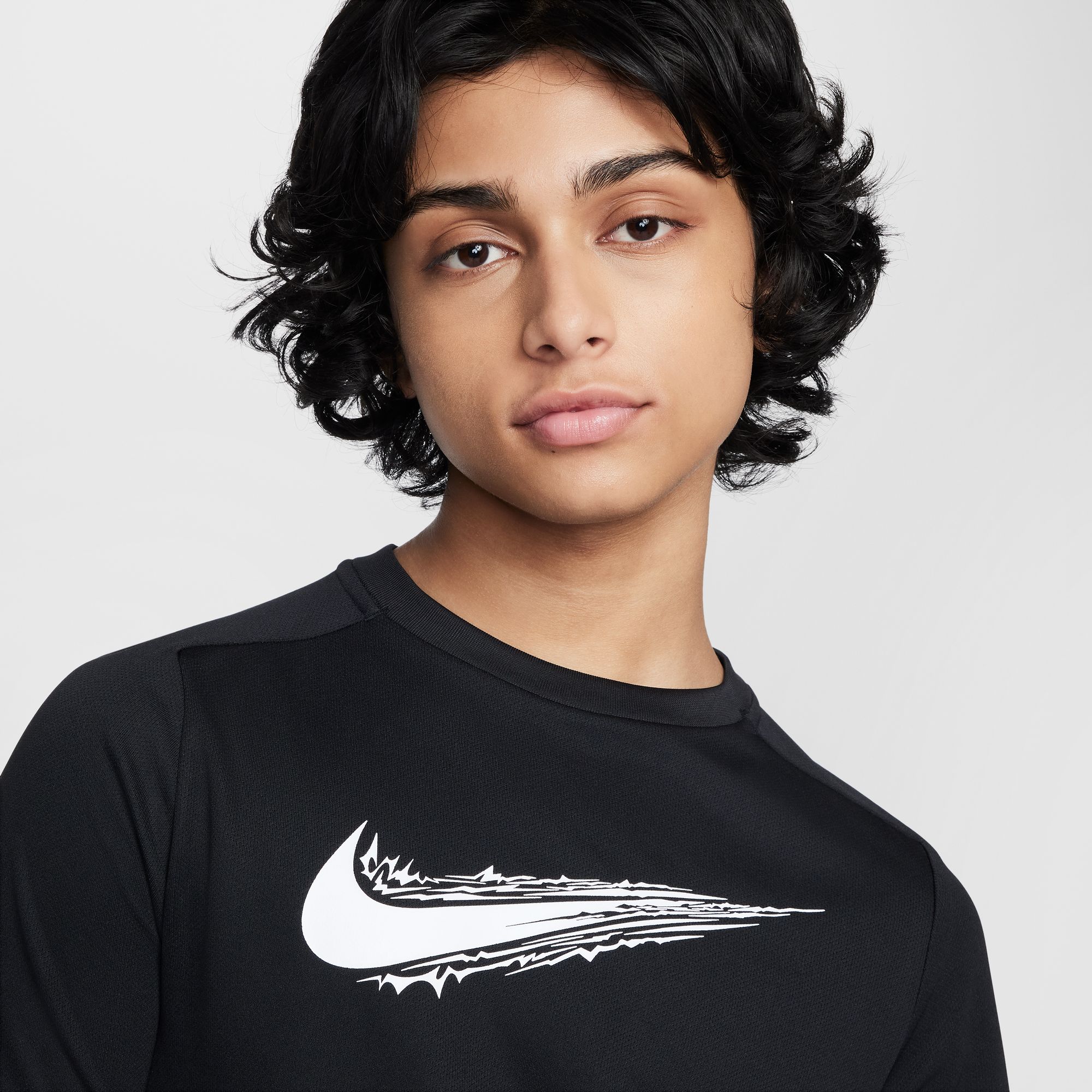 NIKE B NK DF MULTI SS TOP HBR BLACK/WHITE – Bild 3