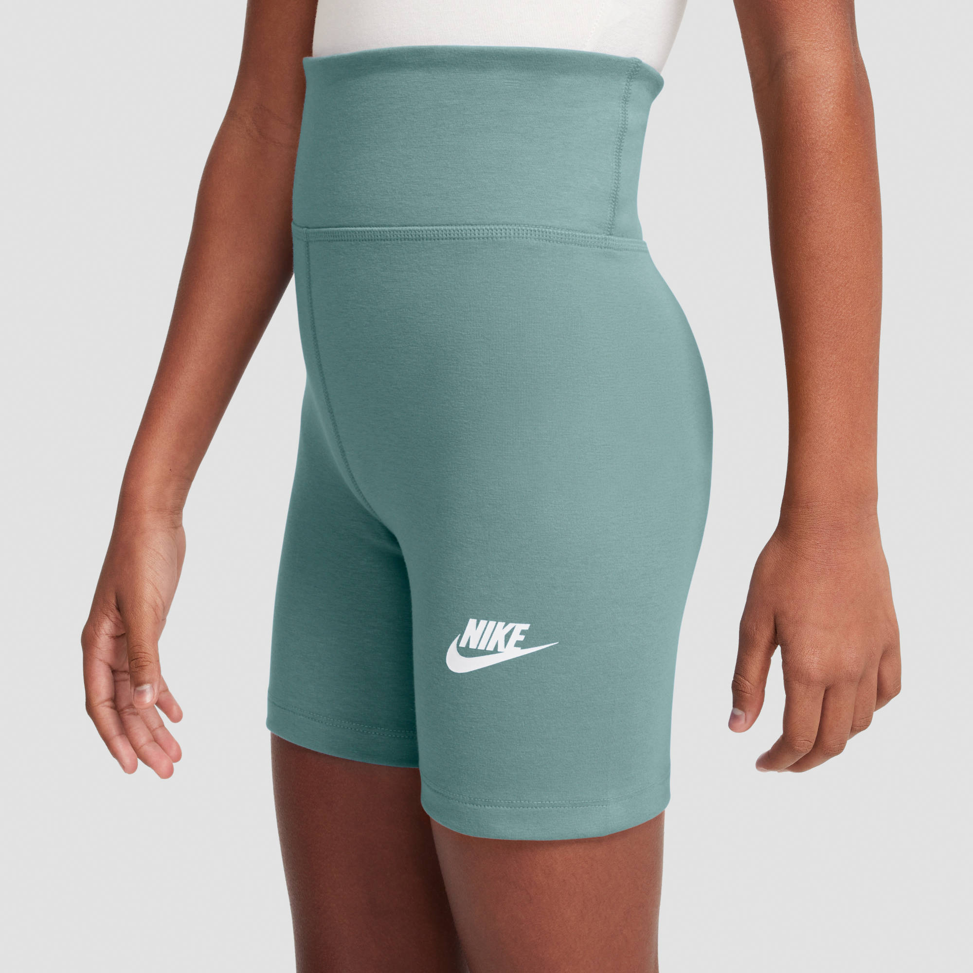 NIKE G NSW CLSSC 5IN HR BIKE SHORT CANNON/WHITE – Bild 2