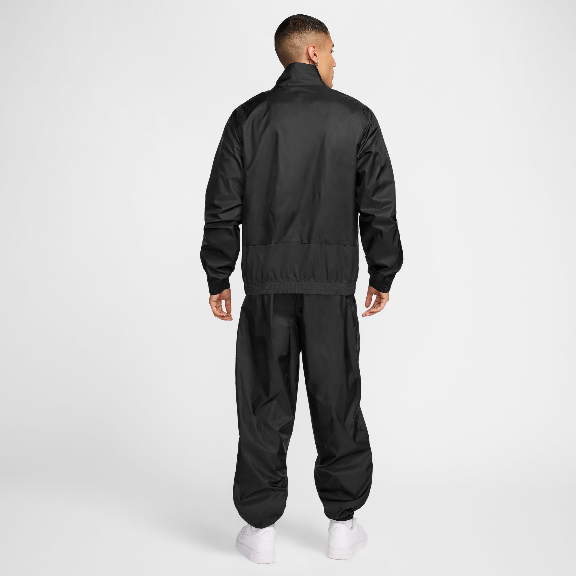 NIKE M NK CLUB WVN TRK SUIT BLACK/BLACK/WHITE – Bild 2