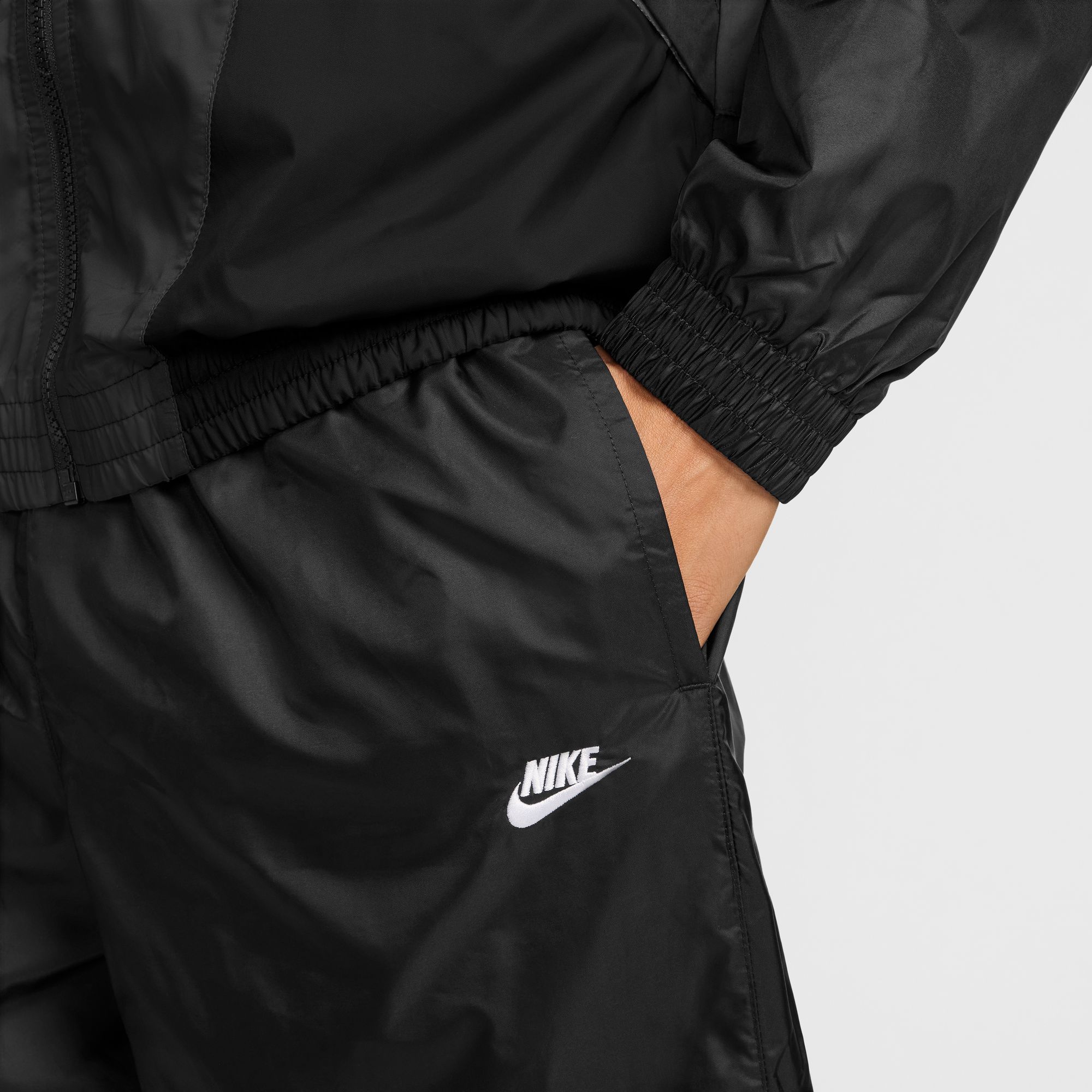 NIKE M NK CLUB WVN TRK SUIT BLACK/BLACK/WHITE – Bild 3