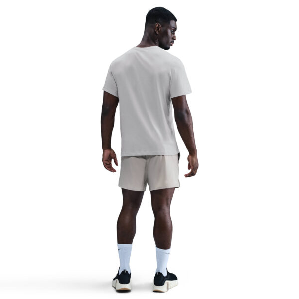 NIKE M NK DF TEE WINNING LIGHT BONE/RACER BLUE – Bild 5