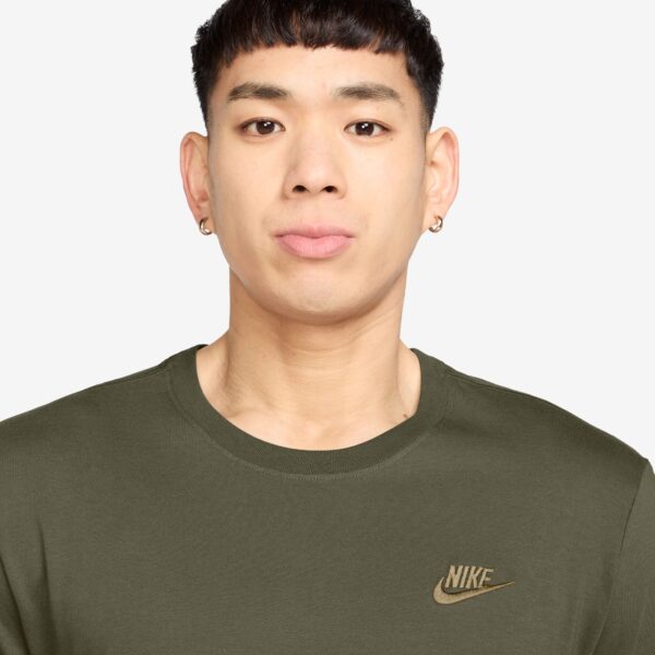 NIKE M NSW CLUB TEE MEDIUM OLIVE/PARACHUTE BEIGE – Bild 3