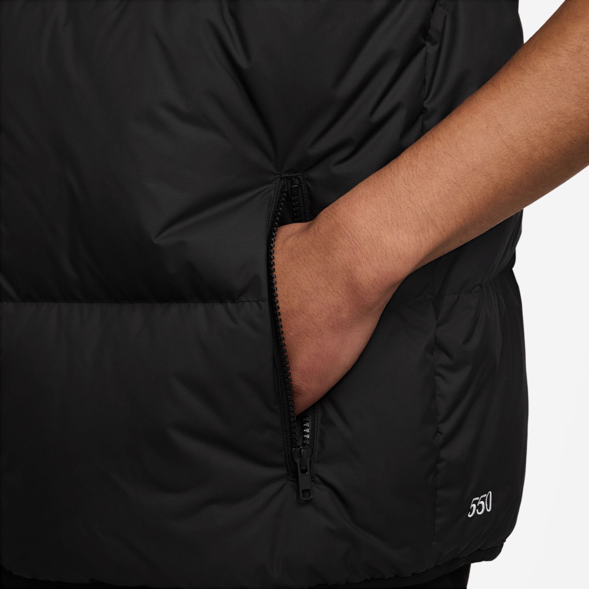 NIKE M SF CLUB PUFFER VEST 550 BLACK/WHITE – Bild 3