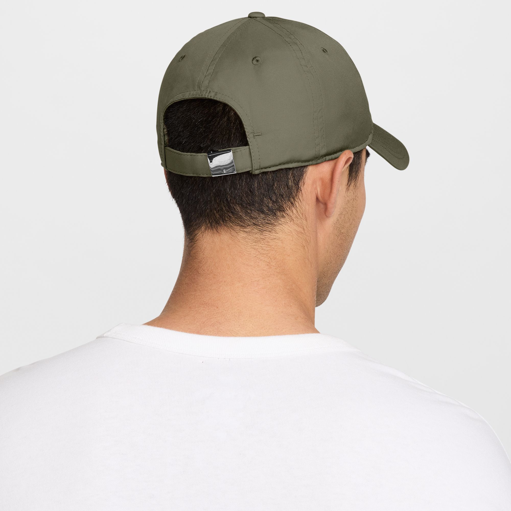 NIKE U NK DF CLUB CAP U CB MTSWSH L MEDIUM OLIVE/METALLIC SILVER – Bild 2