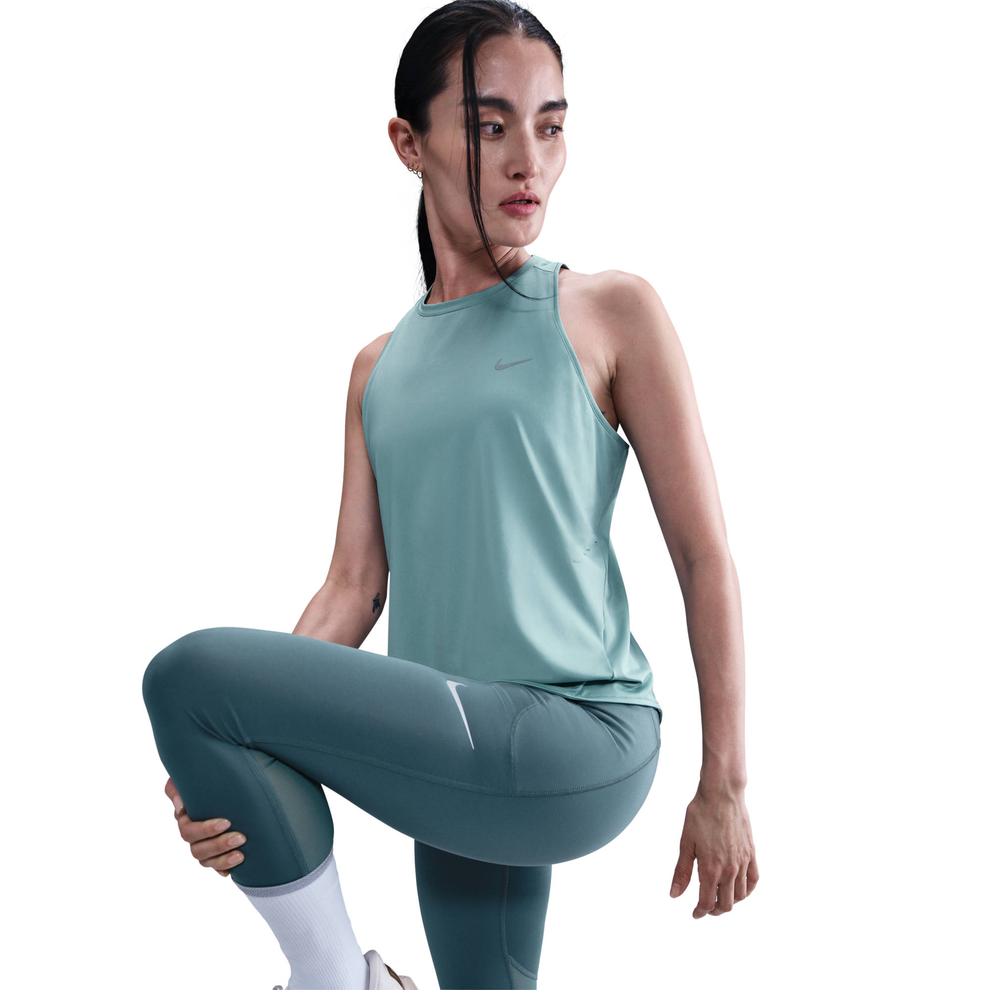 NIKE W NK SWIFT DF TANK TOP CANNON/REFLECTIVE SILV – Bild 4