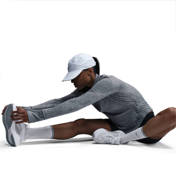NIKE W NK SWIFT DF UV HZ TOP SMOKE GREY/HTR/REFLECTIVE SILV – Bild 5