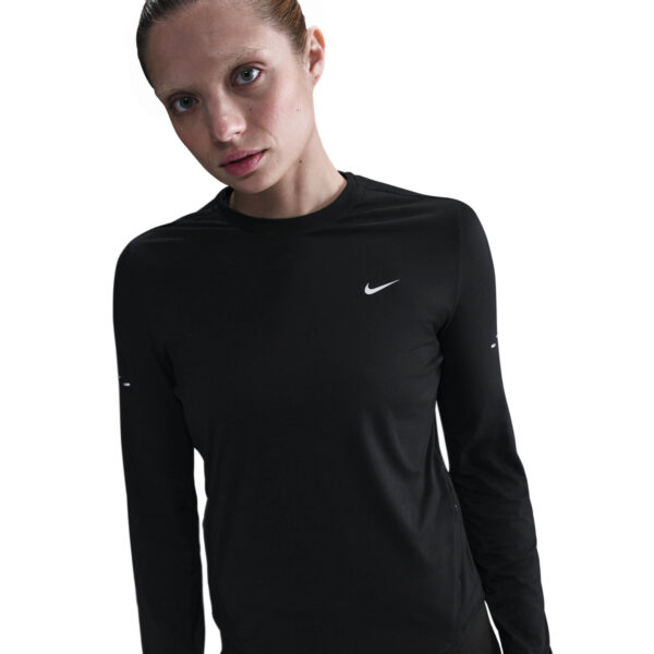 NIKE W NK SWIFT DF UV LS CRW BLACK/REFLECTIVE SILV – Bild 2