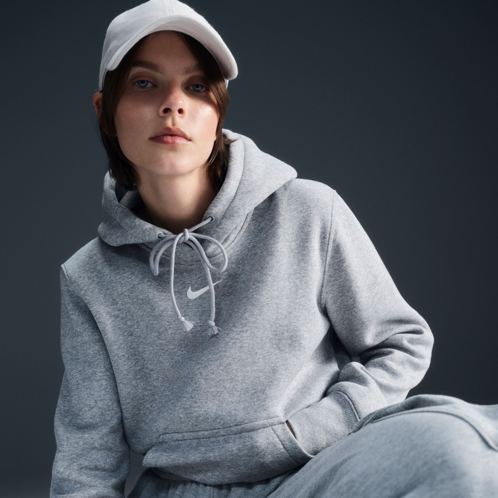 NIKE W NSW PHNX FLC STD PO HOODIE DK GREY HEATHER/SAIL – Bild 3