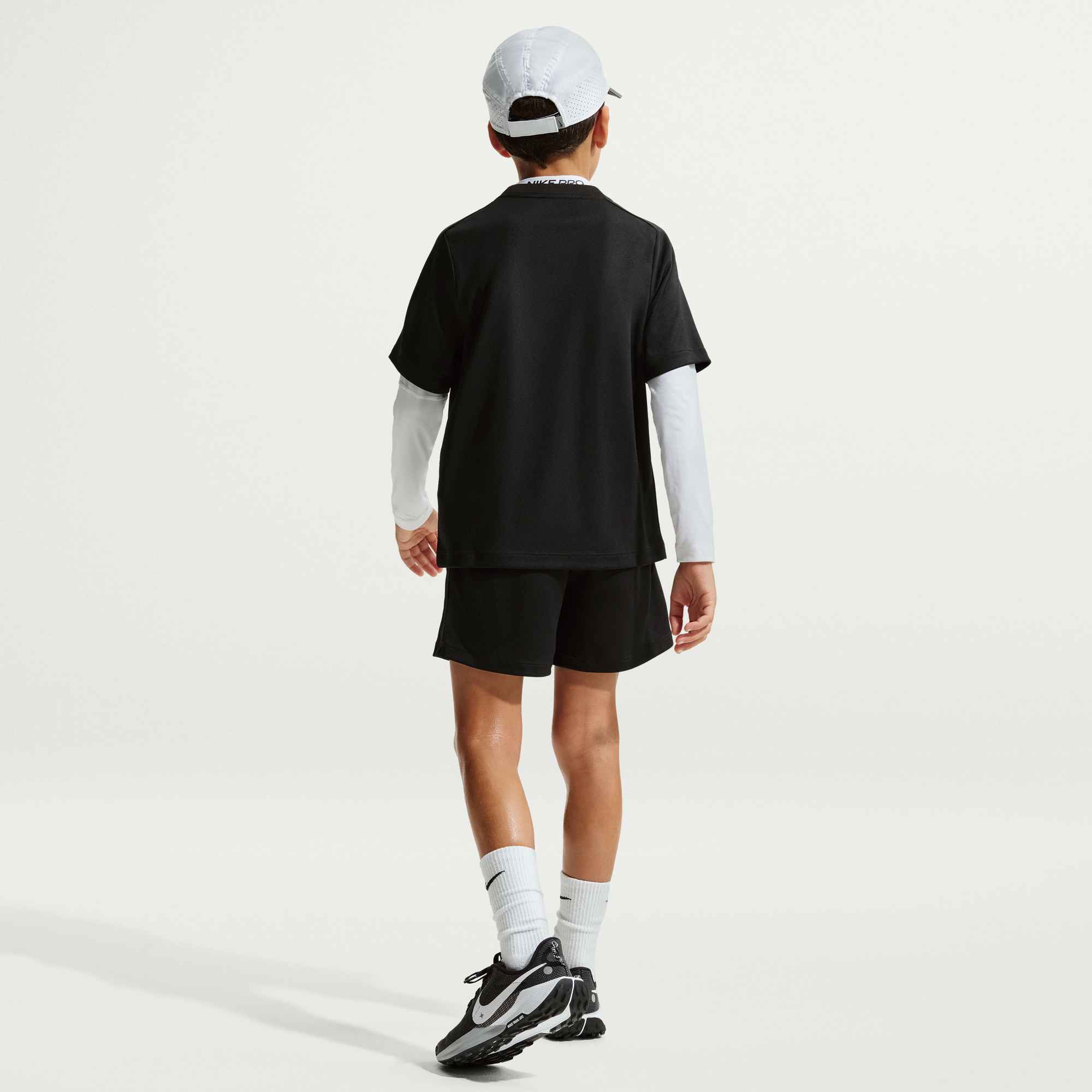 NIKE B NK DF MULTI SS TOP HBR BLACK/WHITE – Bild 2