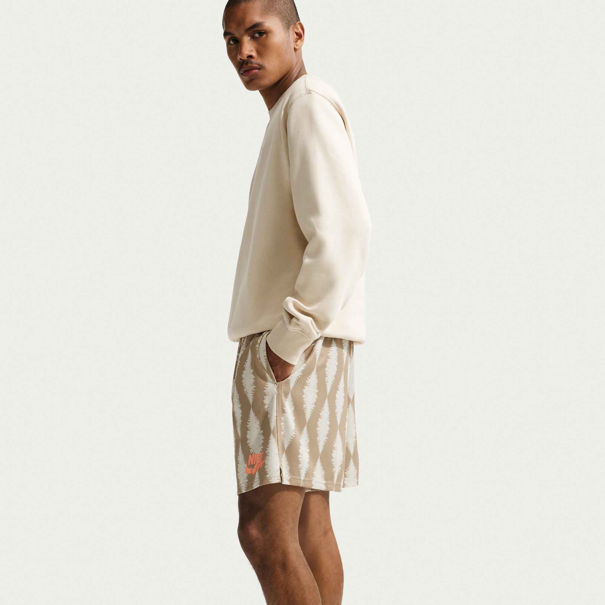 NIKE M NK CLUB BB CREW LT KHAKI/WHITE – Bild 3