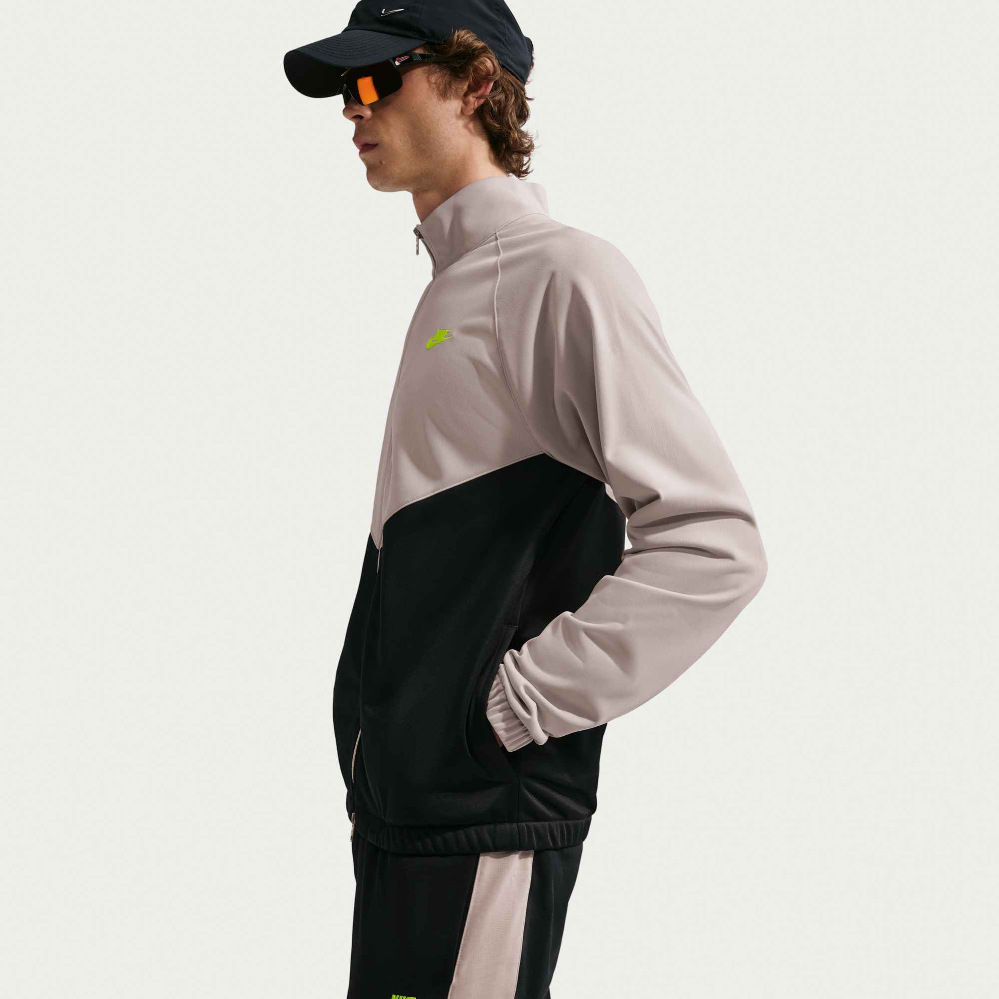 NIKE M NK WR PK TRK SUIT BLACK/MOON PARTICLE/VOLT – Bild 3