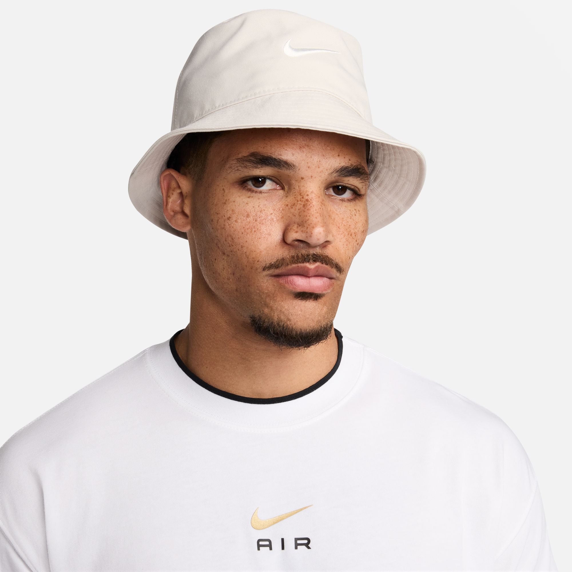 NIKE U NK APEX BUCKET SQ SWSH L LT OREWOOD BRN/SAIL