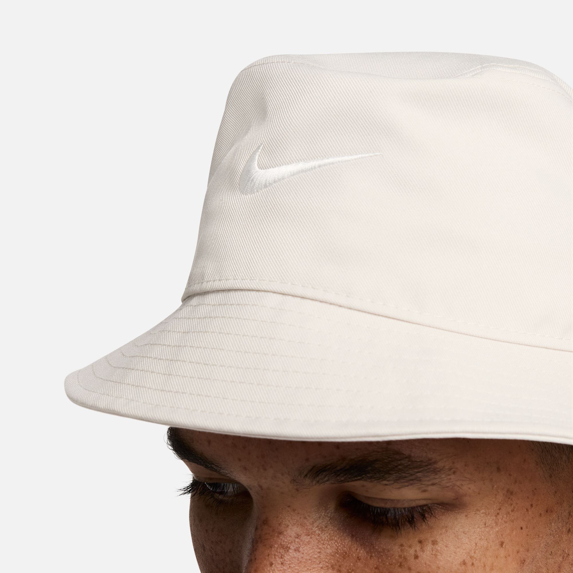 NIKE U NK APEX BUCKET SQ SWSH L LT OREWOOD BRN/SAIL – Bild 4