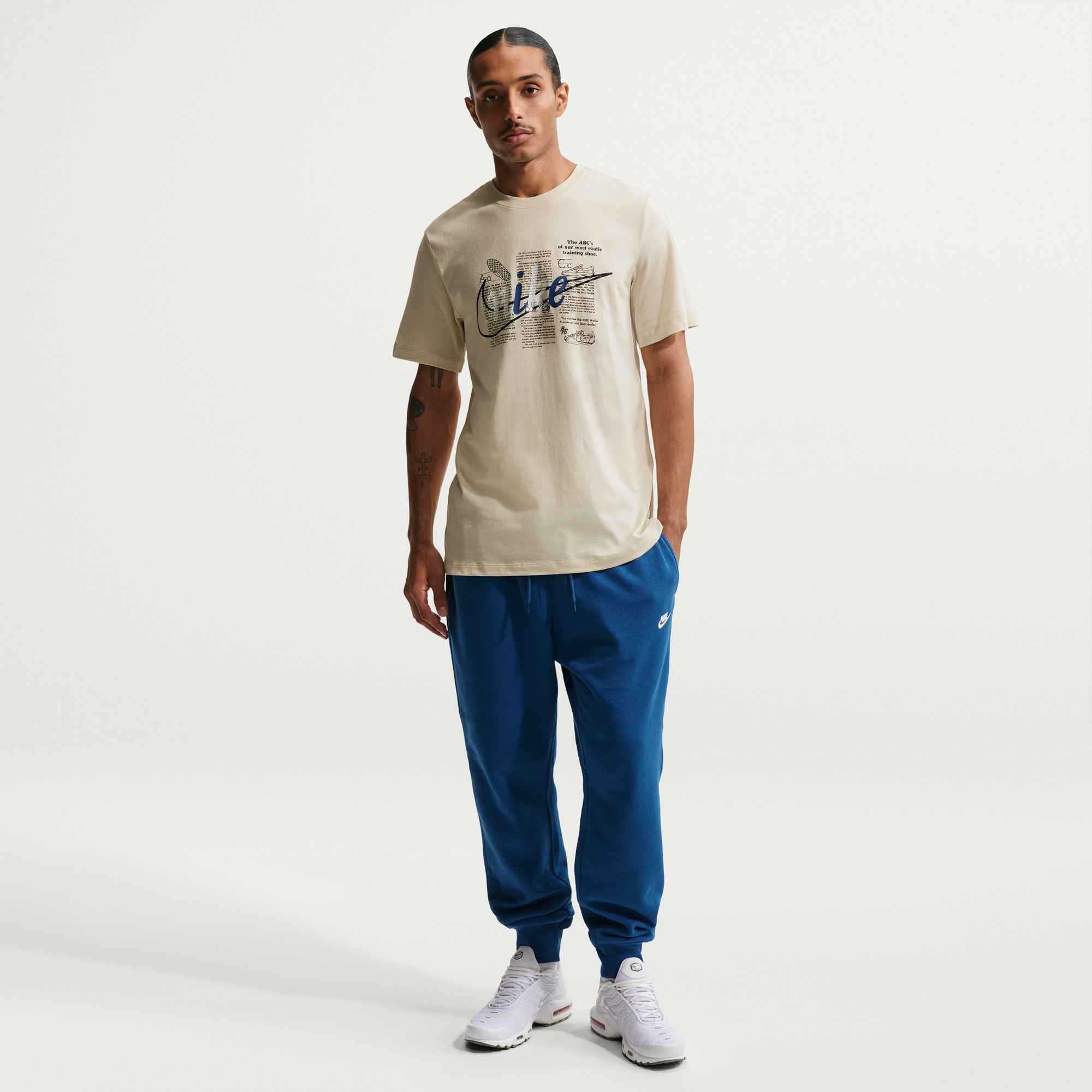 NIKE U NSW TEE STD CELEBRATE BRND LT KHAKI