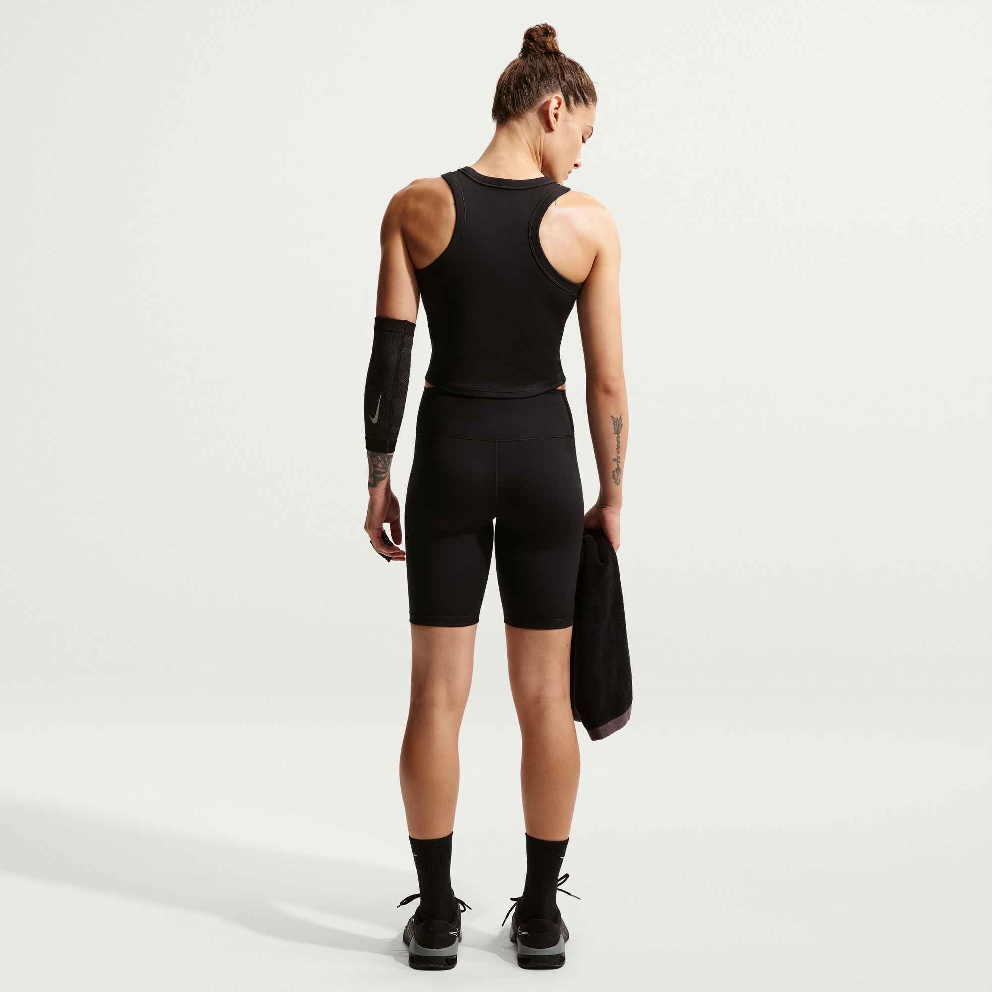 NIKE W NK DF ONE HR 8 SHRT USEAM BLACK/WHITE – Bild 2