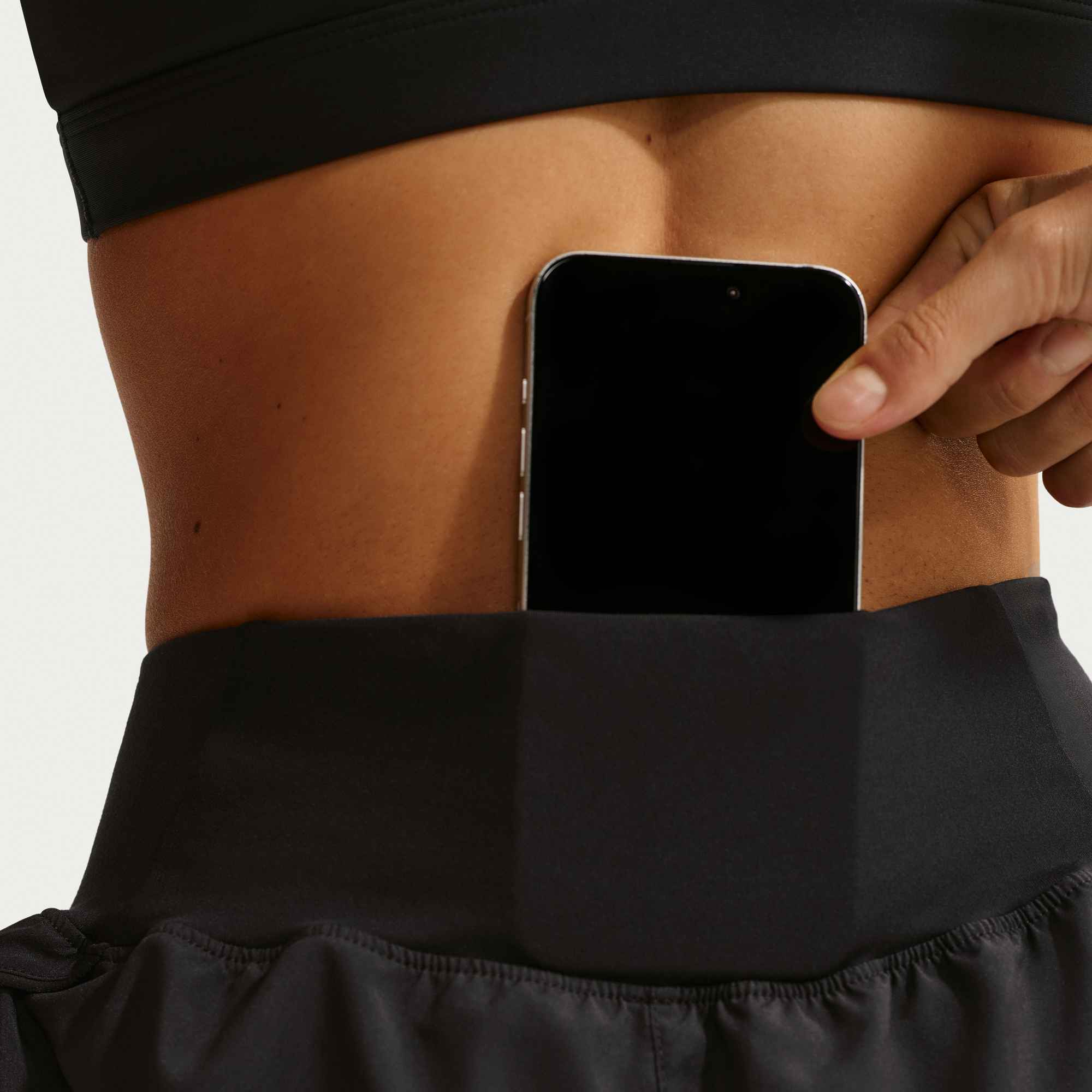 NIKE W NK TEMPO FLW SWSH MR DF SHRT BLACK/REFLECTIVE SILV/WHITE – Bild 3