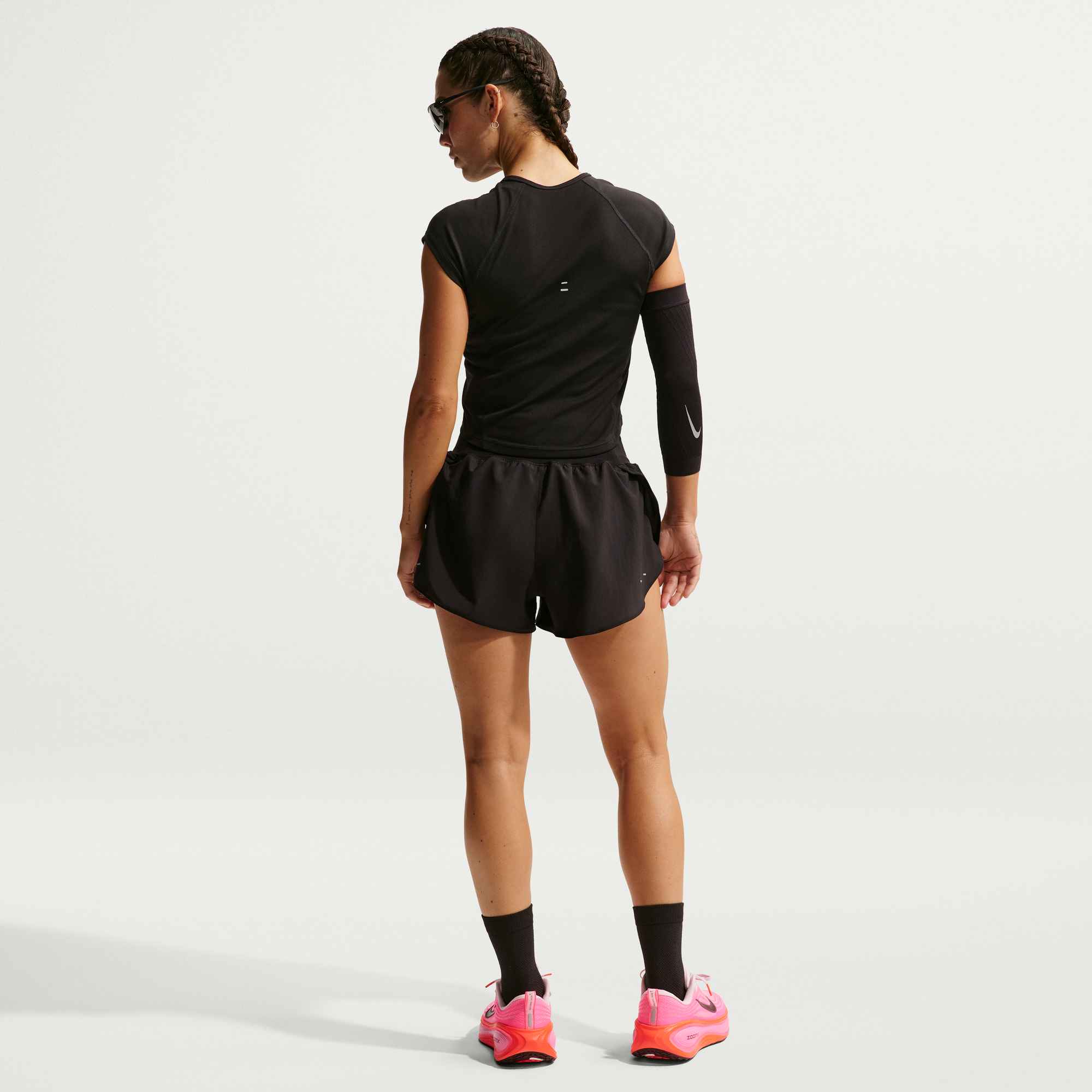 NIKE W NK TEMPO SWOOSH RUN DF SS BLACK/WHITE/REFLECTIVE SILV/WH – Bild 2