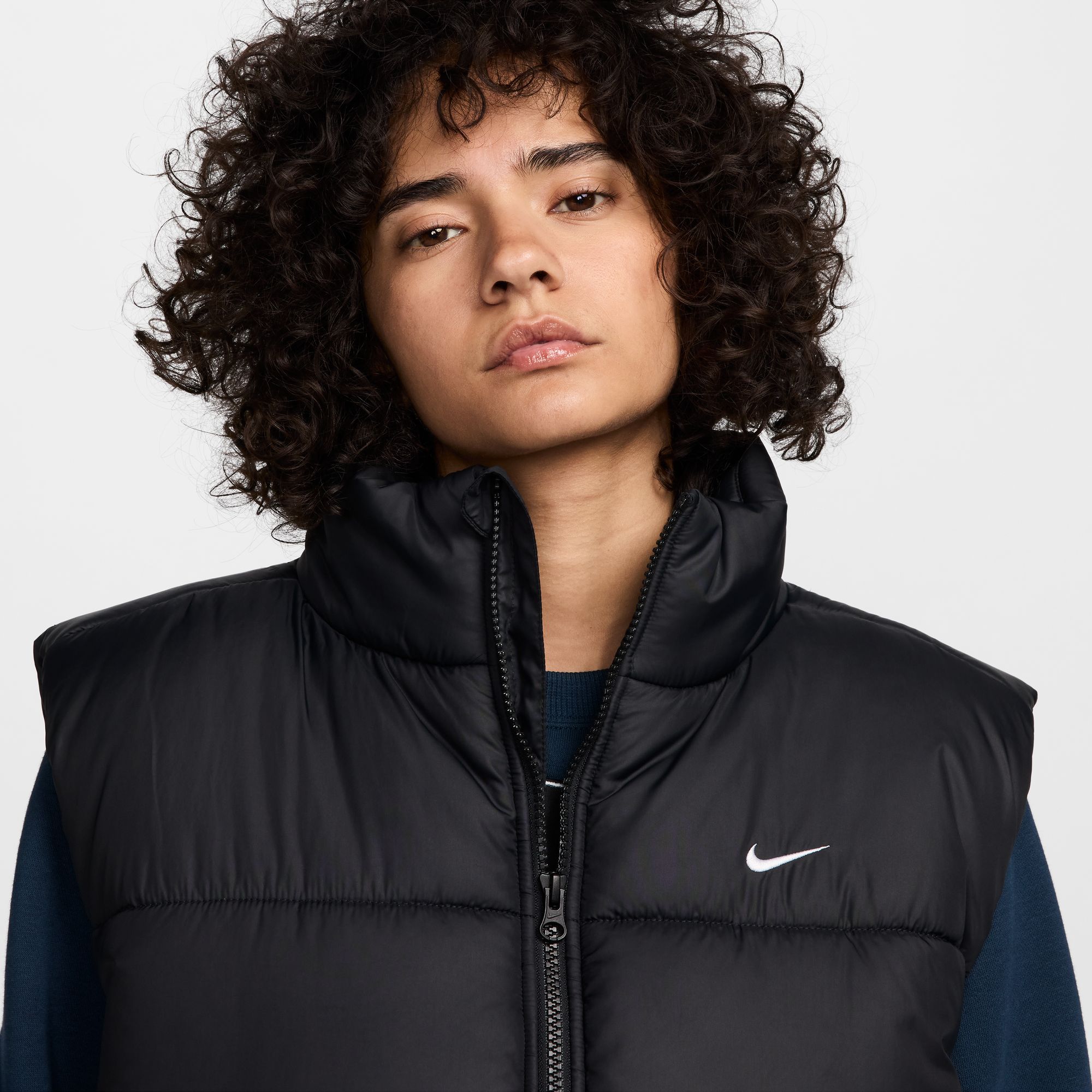 NIKE W NSW TF SYNFL NK CLSC VEST BLACK/WHITE – Bild 3