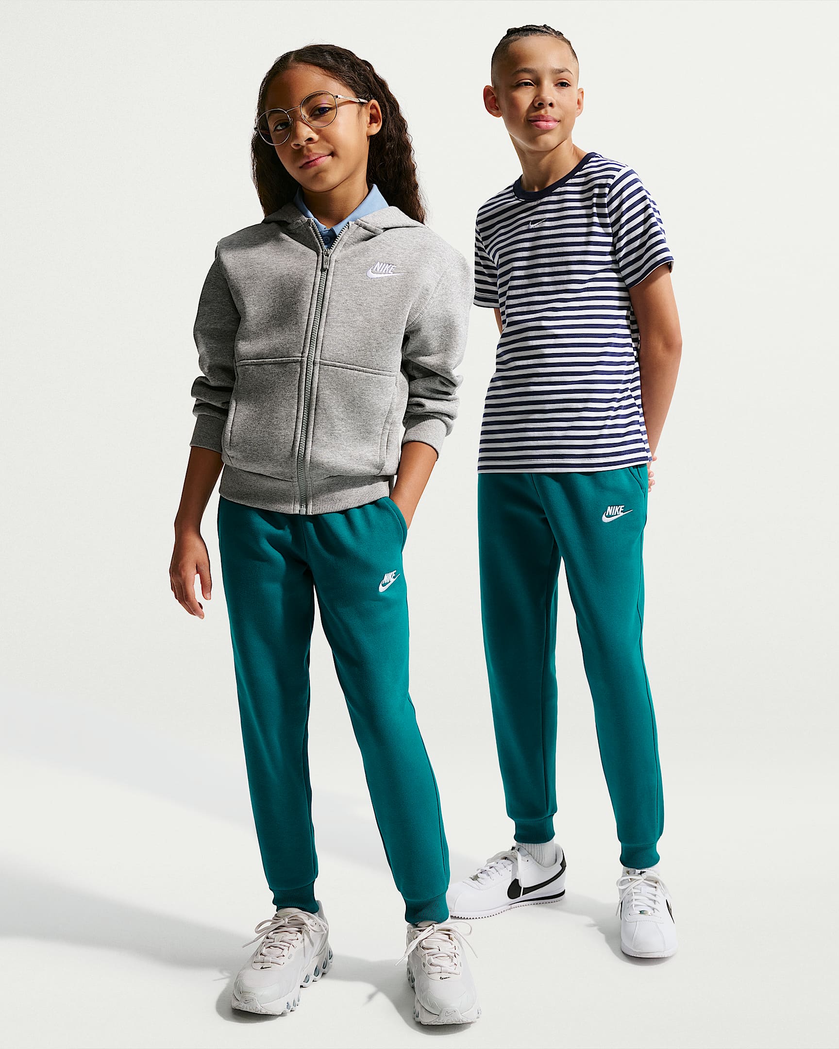 NIKE K NSW CLUB FLC JGGR LBR CAVE STONE/WHITE