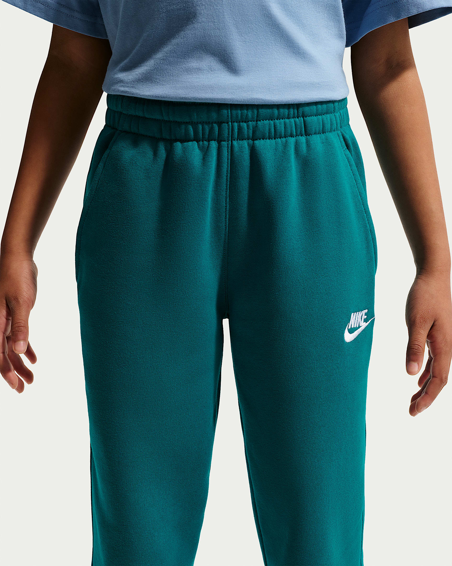 NIKE K NSW CLUB FLC JGGR LBR CAVE STONE/WHITE – Bild 3